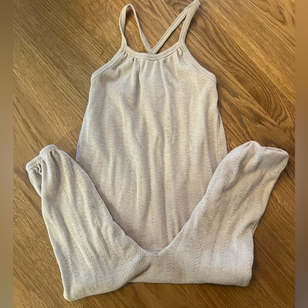 Loved baby jumpsuit size 18/24 it’s a dusty grey/purple color
